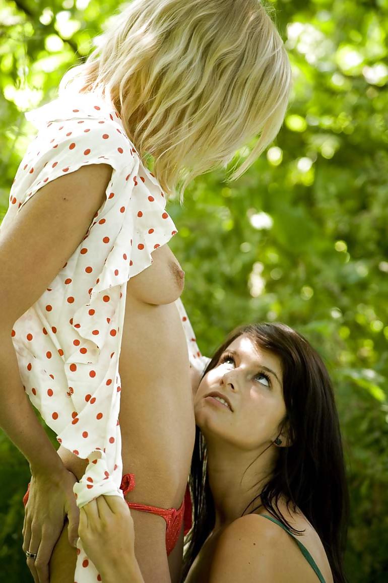 15P Kissing Girls