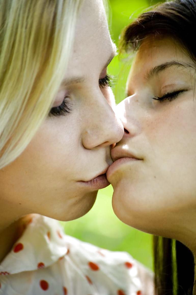 15P Kissing Girls
