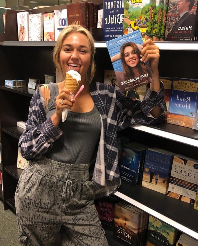 25P Sadie Robertson should be used so hard she can't walk