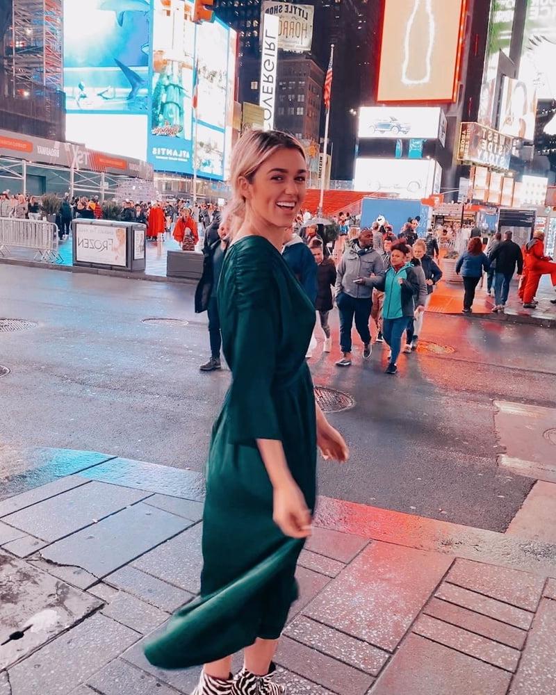 25P Sadie Robertson should be used so hard she can't walk