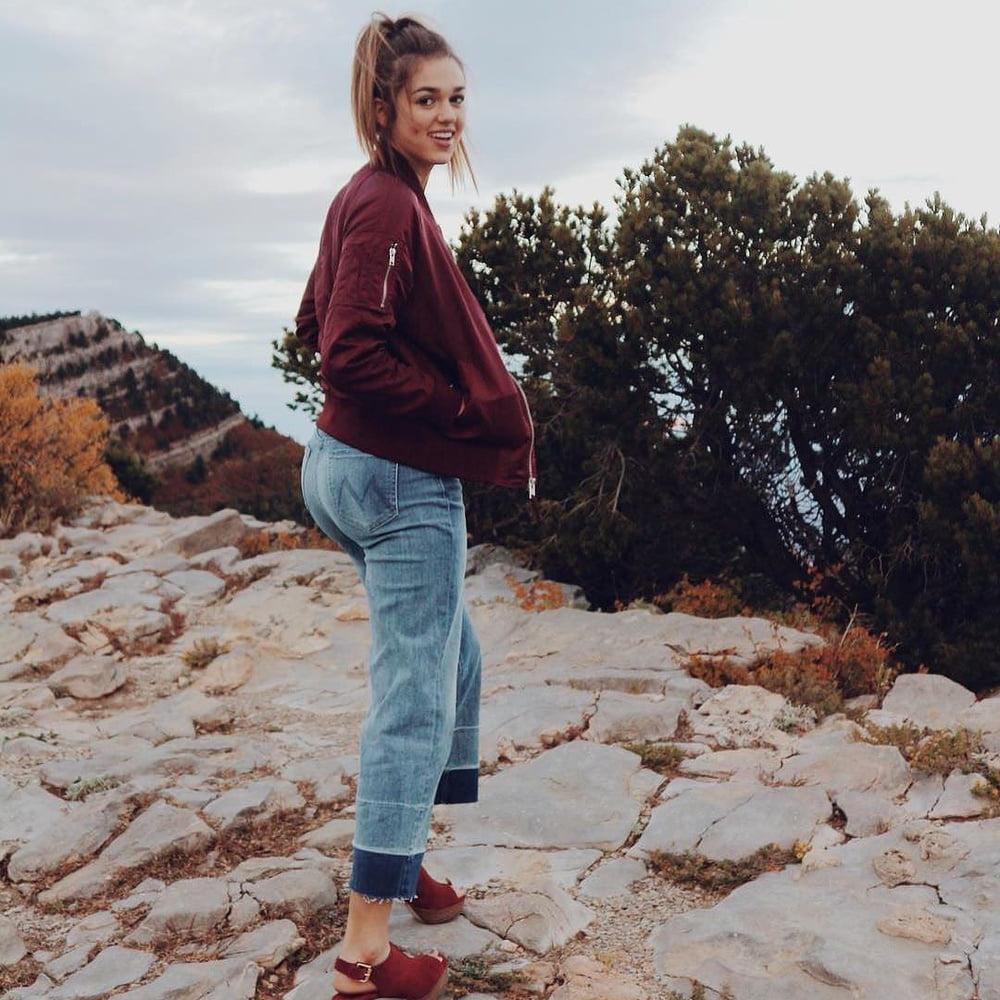 25P Sadie Robertson should be used so hard she can't walk