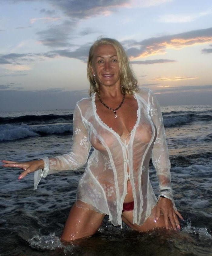 25P Gorgeous and Busty Mature Ladies 17