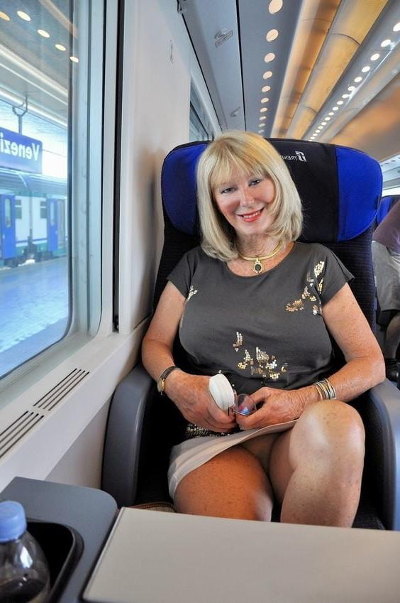 25P Gorgeous and Busty Mature Ladies 17