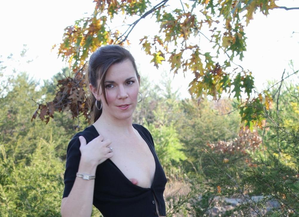 25P Downblouse &amp; Nipple Peeks 254