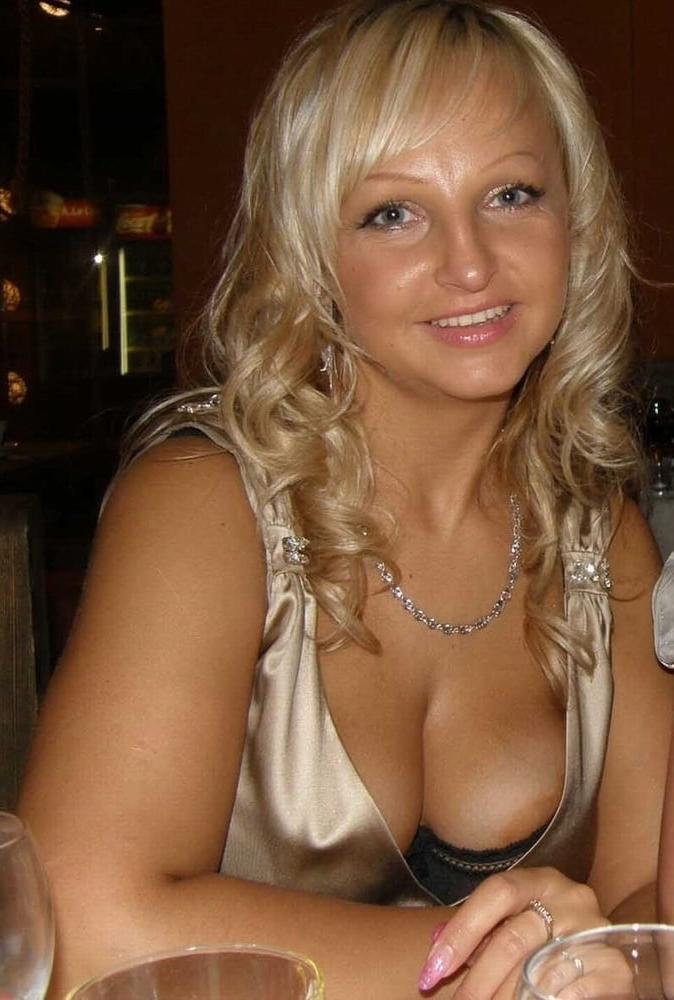 25P Downblouse &amp; Nipple Peeks 251
