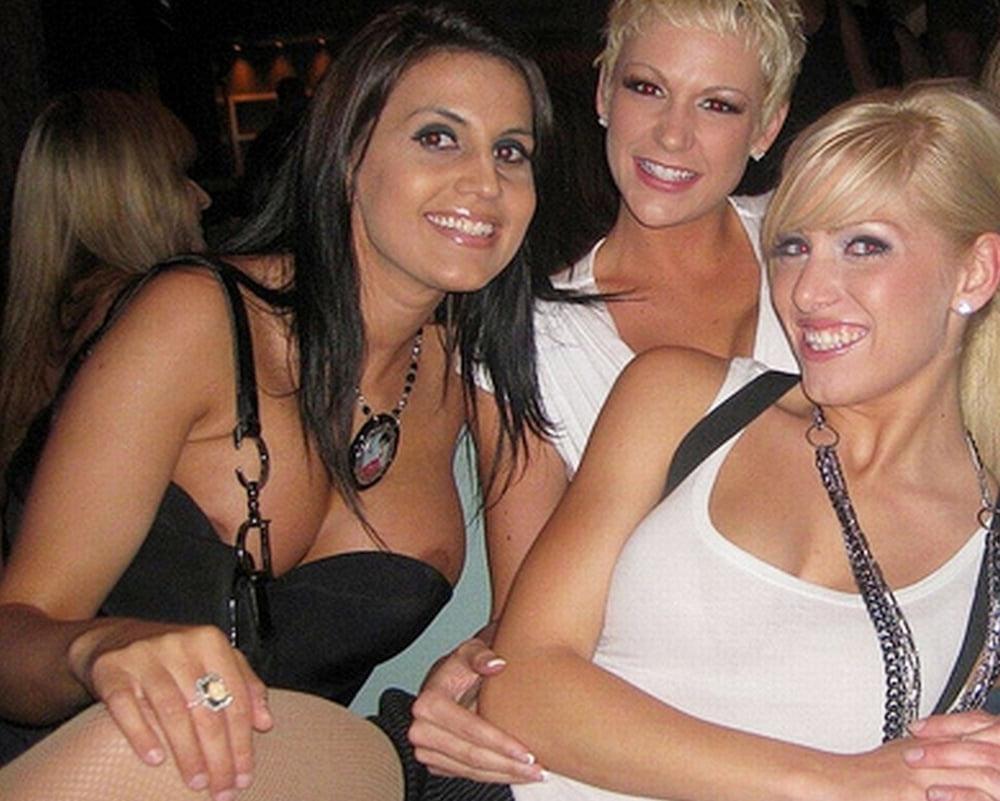 25P Downblouse &amp; Nipple Peeks 251