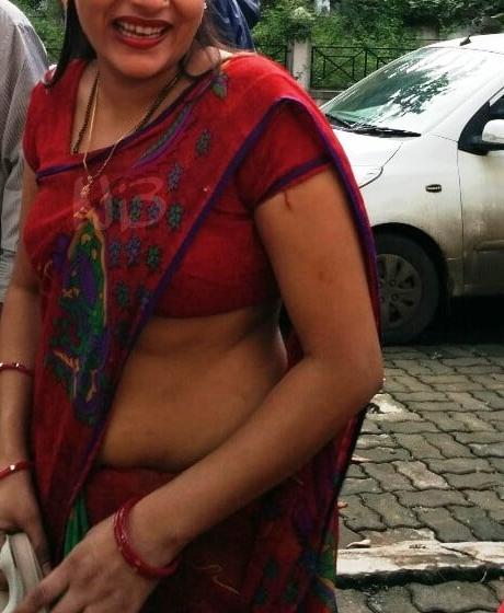 9P Real Desi Bhabhi  hot saree Voyeur picture in market area