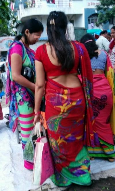 9P Real Desi Bhabhi  hot saree Voyeur picture in market area