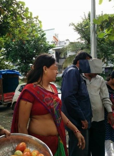 9P Real Desi Bhabhi  hot saree Voyeur picture in market area