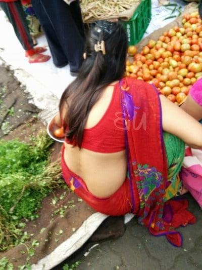 9P Real Desi Bhabhi  hot saree Voyeur picture in market area