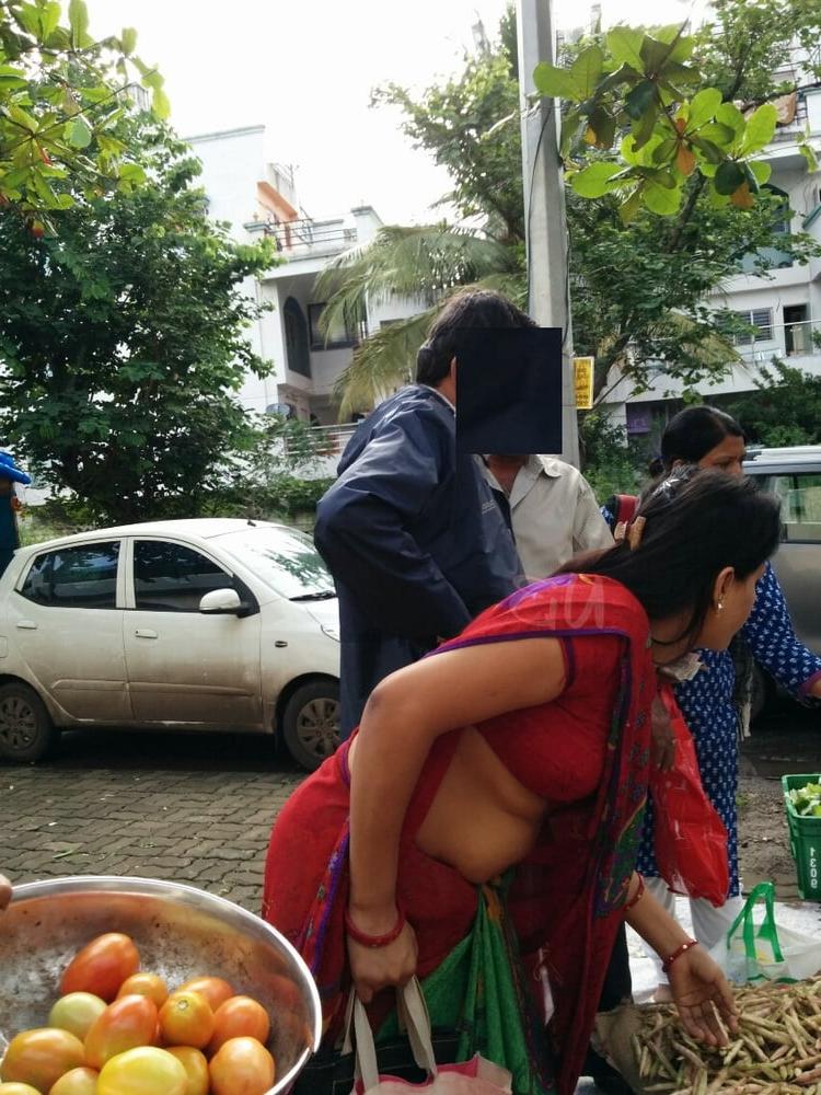 9P Real Desi Bhabhi  hot saree Voyeur picture in market area