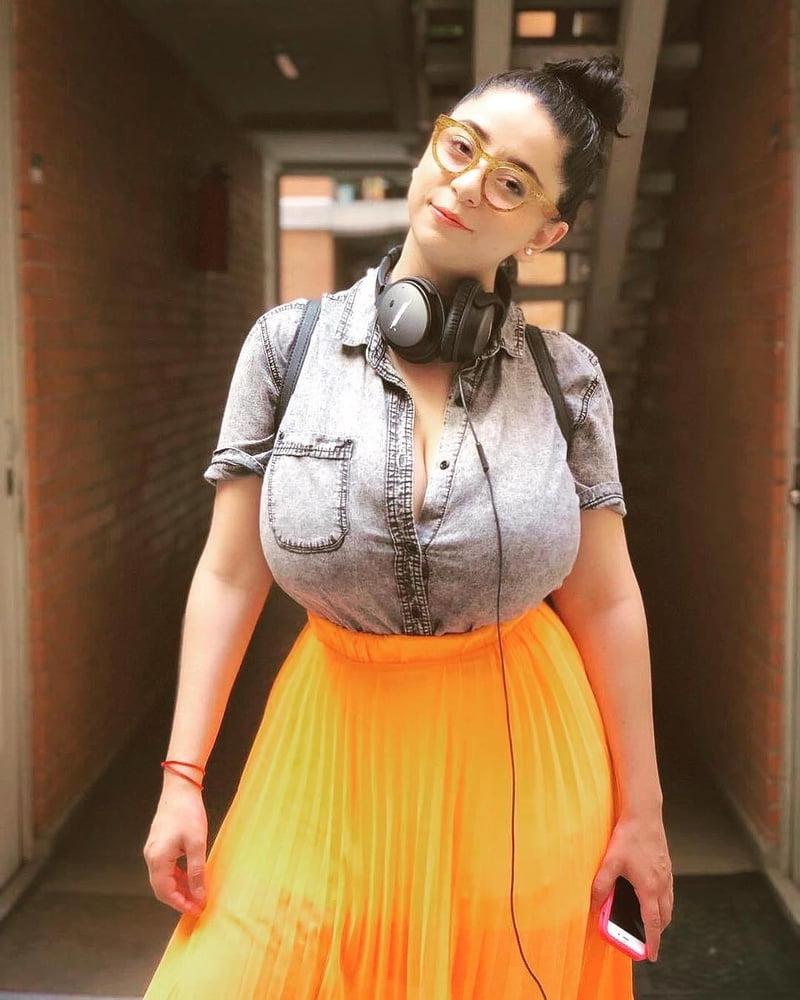 9P Busty Amateur 30