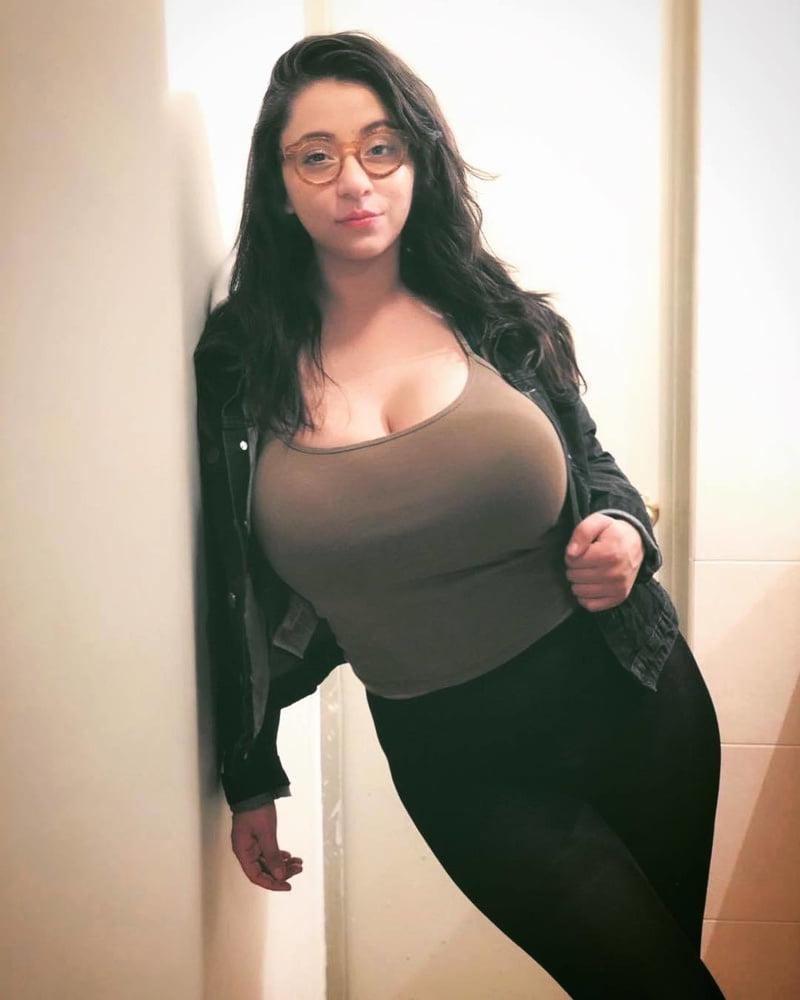 9P Busty Amateur 30