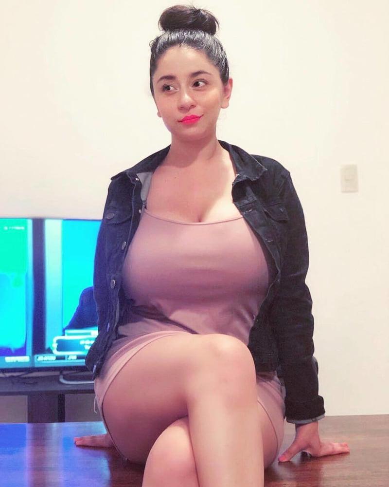 9P Busty Amateur 30