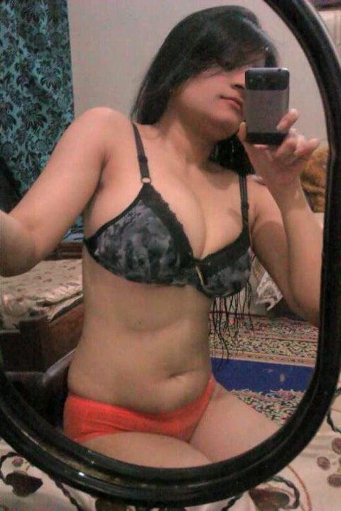 25P INDIAN HOT DESI WIFE LEAKED NUDES 2020