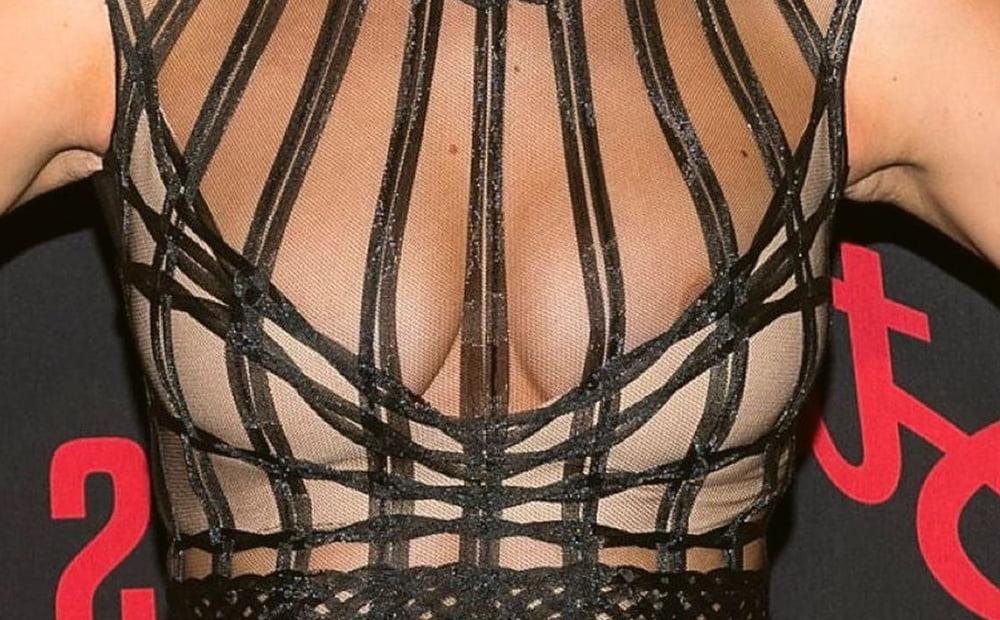10P Jennifer Lawrence downblouse feb 2018