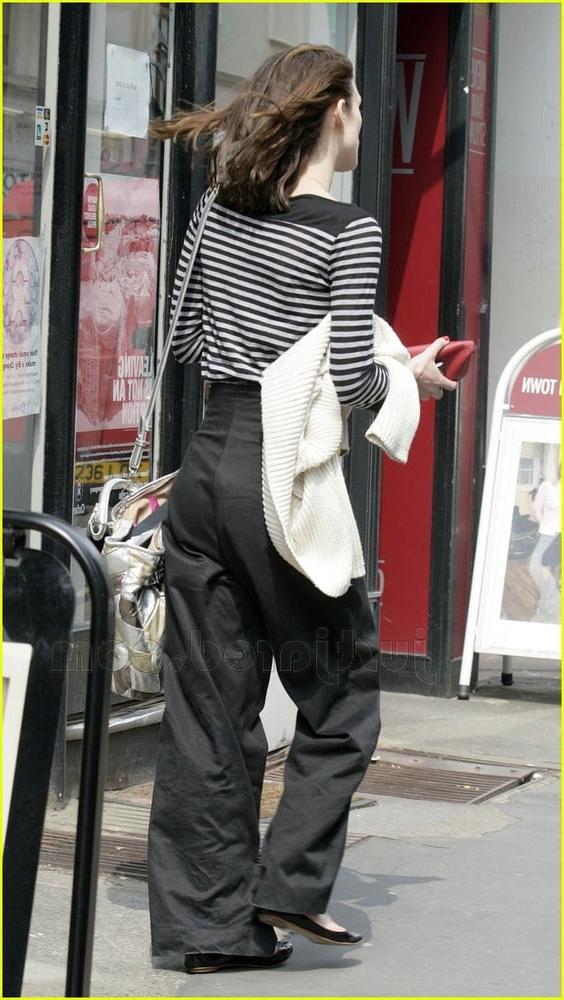 25P Keira Knightley My ideal woman is flat chested volume 2.
