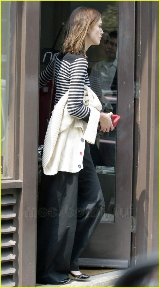 25P Keira Knightley My ideal woman is flat chested volume 2.