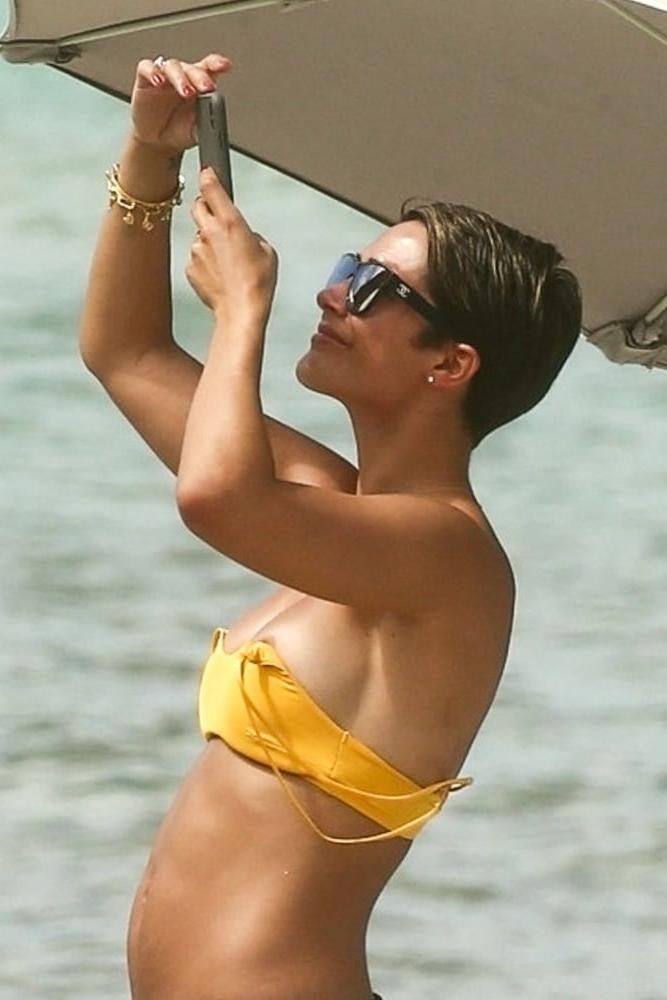 18P Frankie Bridge oops boobs Miami beach may 2019