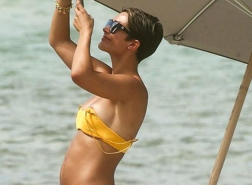 18P Frankie Bridge oops boobs Miami beach may 2019