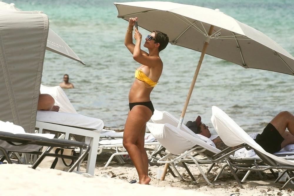 18P Frankie Bridge oops boobs Miami beach may 2019