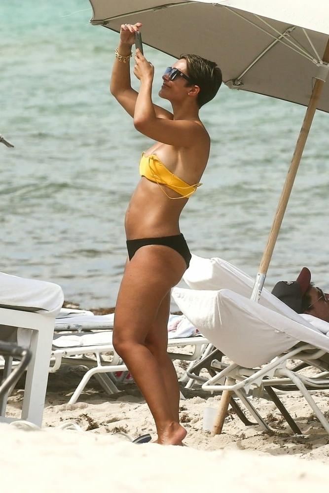 18P Frankie Bridge oops boobs Miami beach may 2019