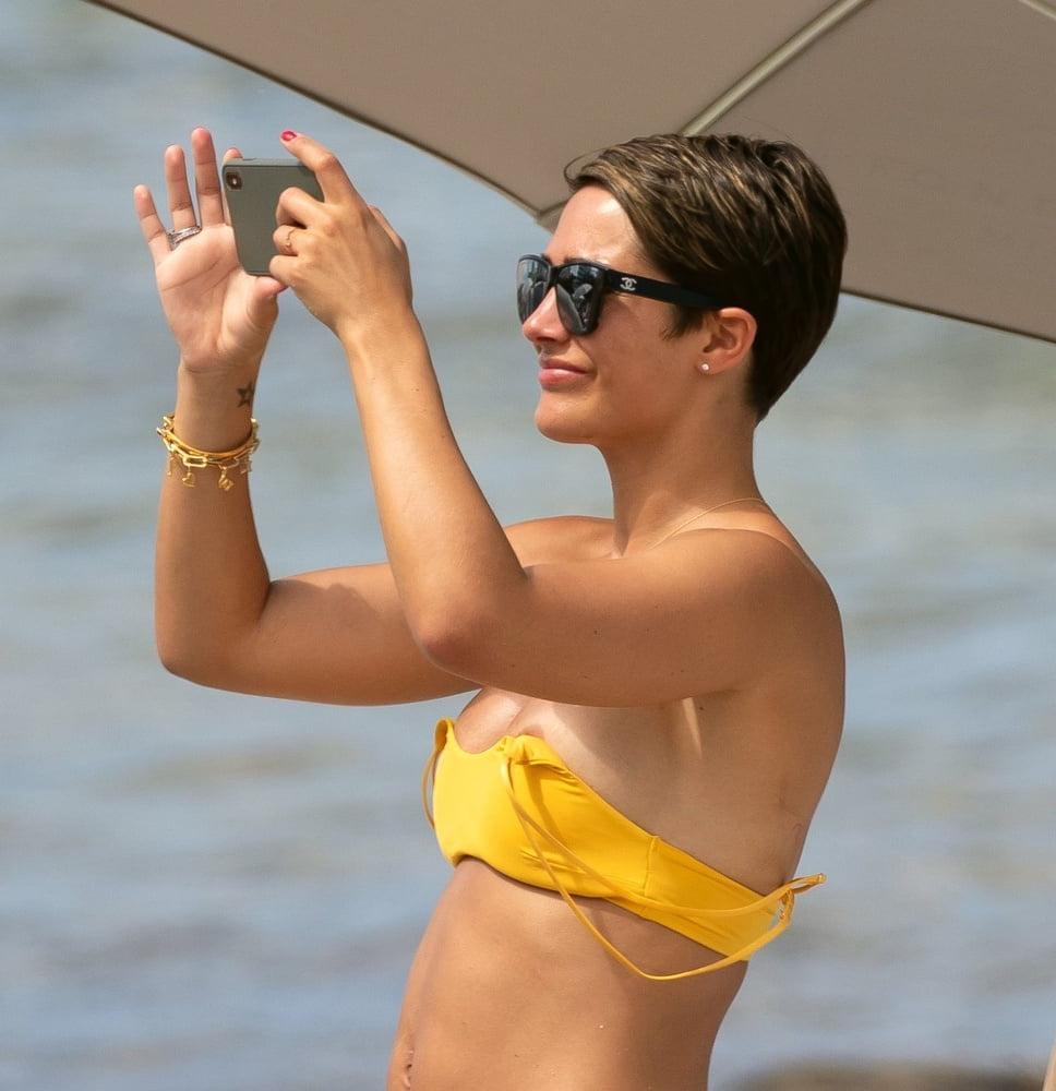 18P Frankie Bridge oops boobs Miami beach may 2019