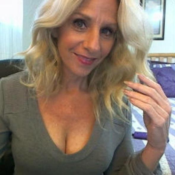 25P Gorgeous and Busty Mature Ladies 10