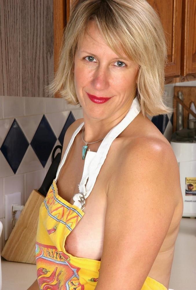 25P Downblouse &amp; Nipple Peeks 245