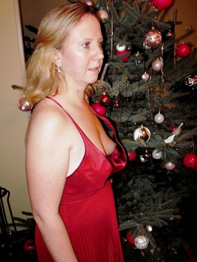 25P Downblouse &amp; Nipple Peeks 245