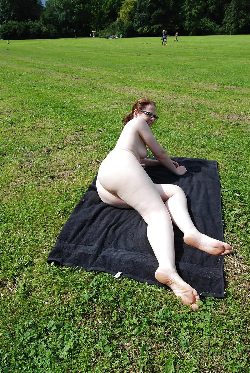 25P Nackt im Park