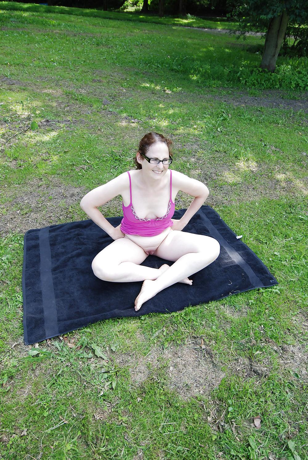 25P Nackt im Park