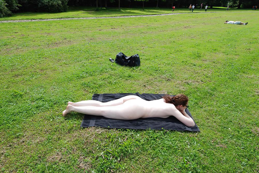 25P Nackt im Park