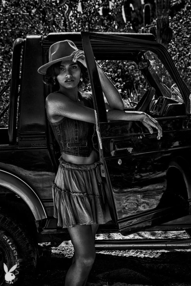 25P Beauty in Black and White 14