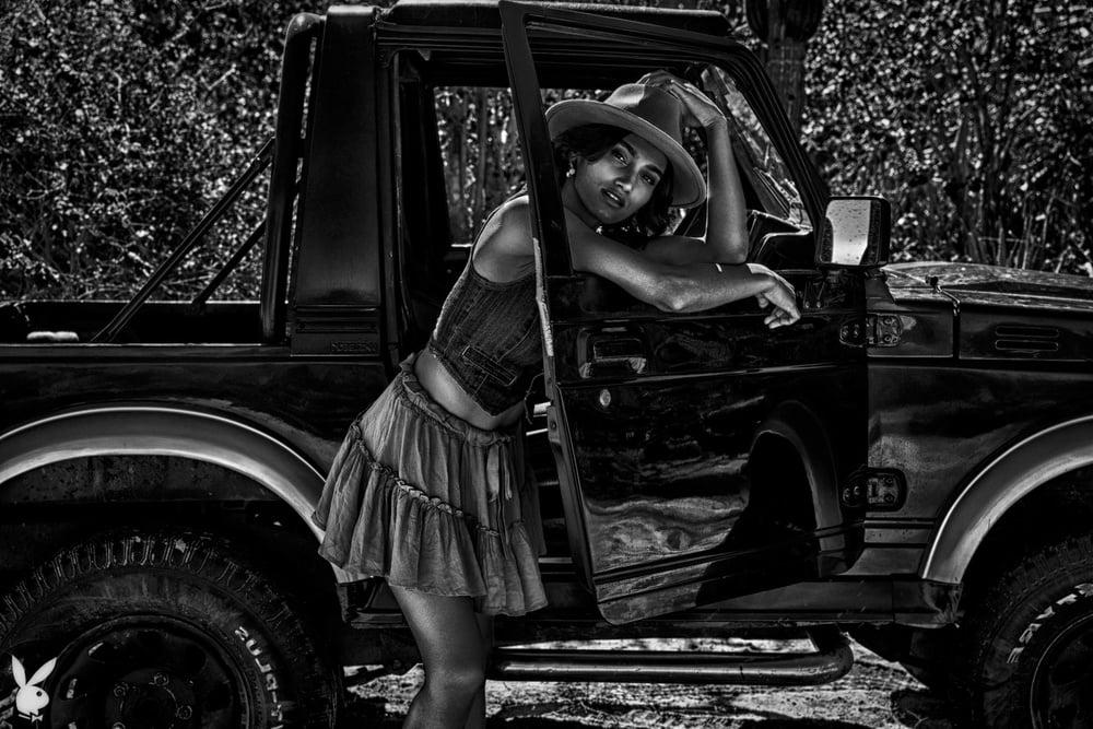 25P Beauty in Black and White 14