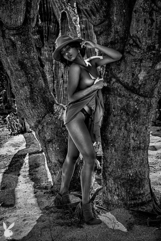 25P Beauty in Black and White 14