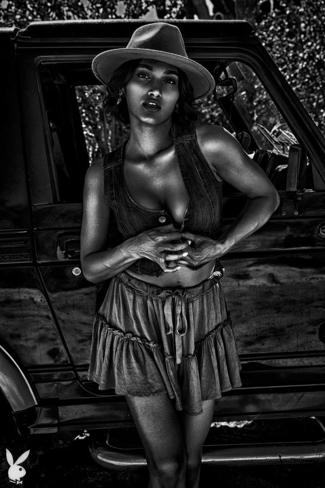 25P Beauty in Black and White 14