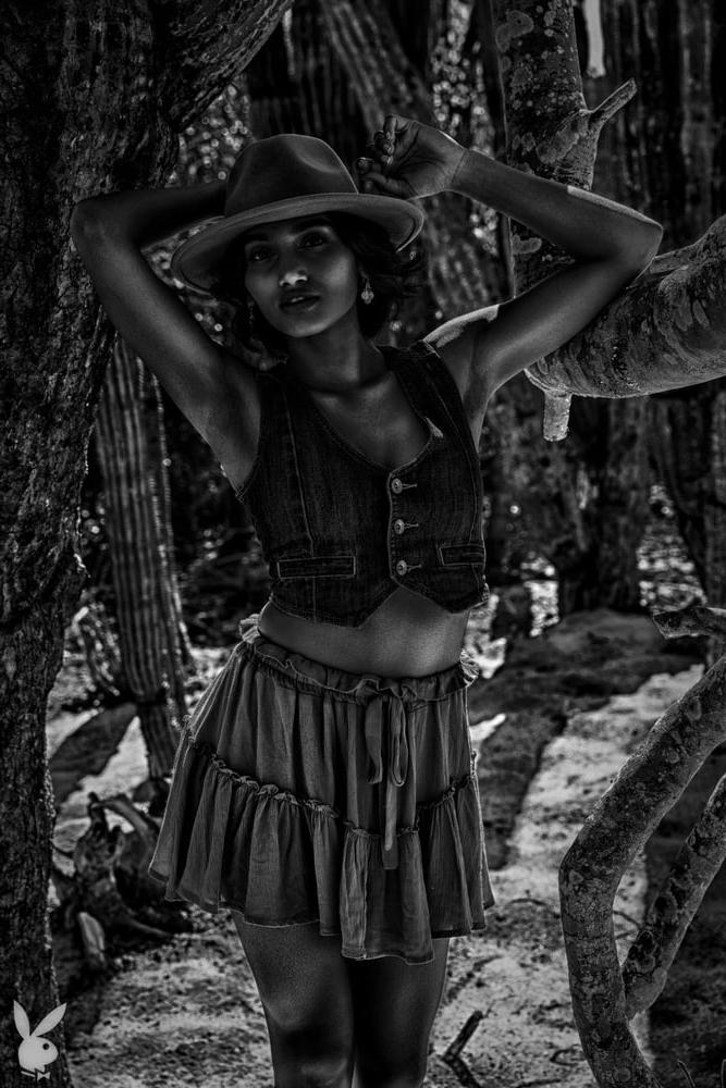 25P Beauty in Black and White 14
