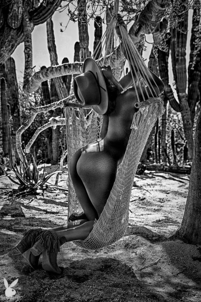 25P Beauty in Black and White 14