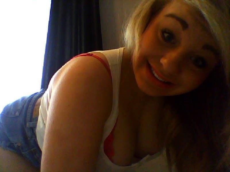 11P Busty Chav Delight 3