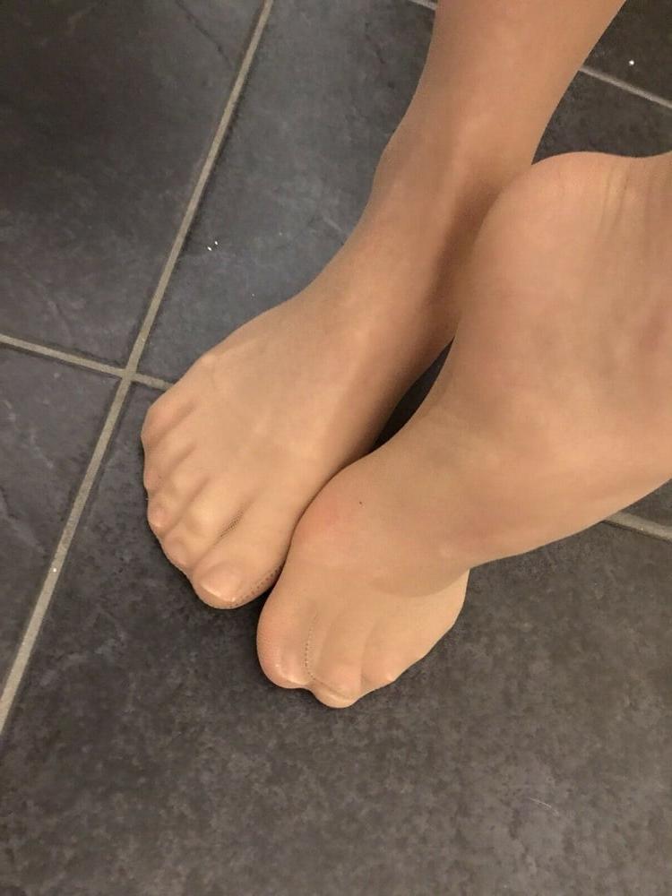 25P Amateur pantyhose 8