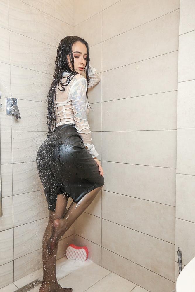 22P wet pantyhose 6