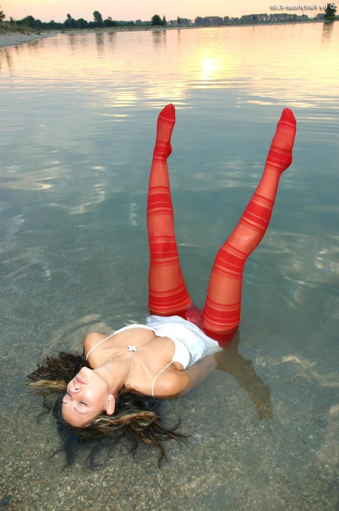 25P wet pantyhose 5