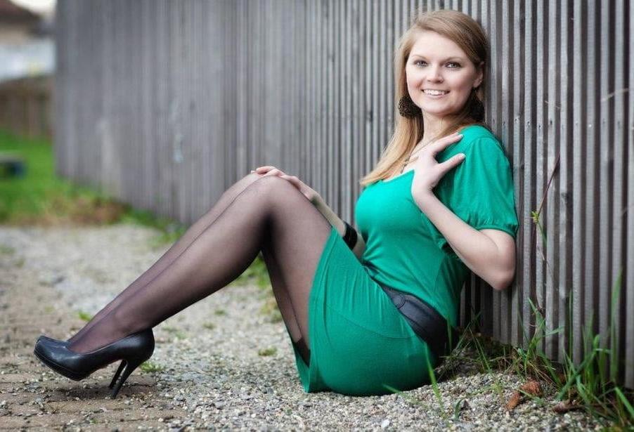 25P sexy babes in tights pantyhose nylons 195