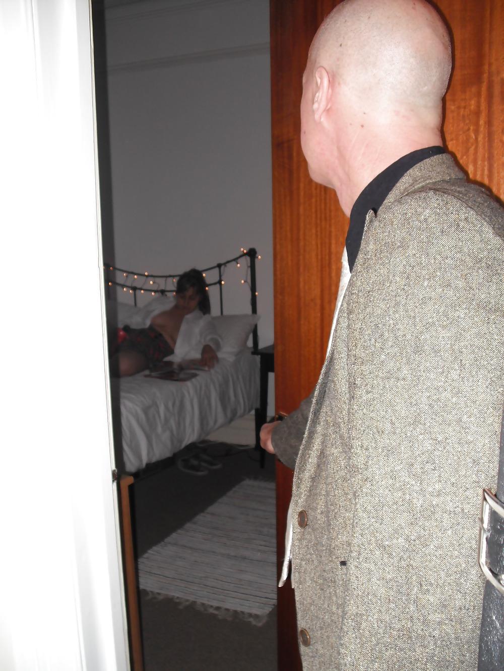 25P Im Schlafzimmer ihres Vaters