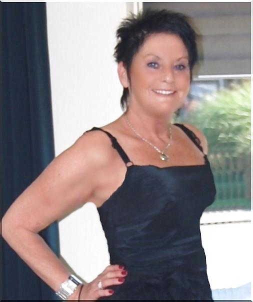 17P Dirty facebook mom in pantyhose en short skirt