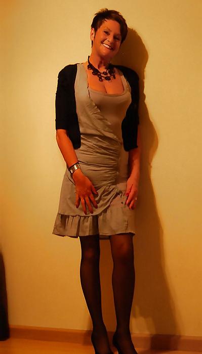 17P Dirty facebook mom in pantyhose en short skirt