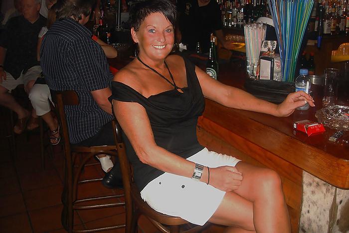 17P Dirty facebook mom in pantyhose en short skirt
