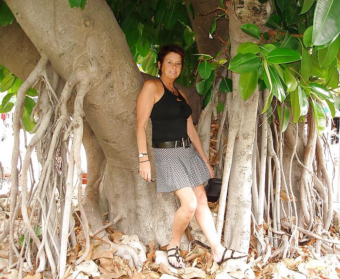 17P Dirty facebook mom in pantyhose en short skirt