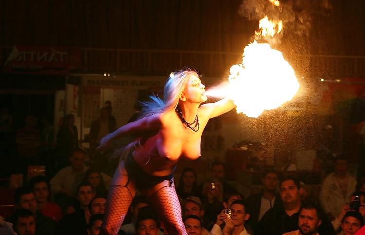 25P Dorothy Black-Live Stage Show